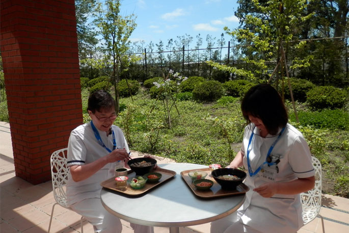 職員の食事風景